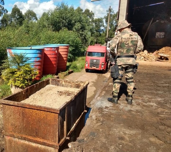 Polícia Militar Ambiental flagra crimes ambientais em empresa de fertilizantes no interior de Chapecó
