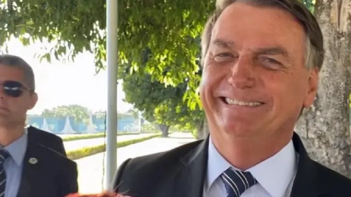 Bolsonaro anuncia conta de luz mais barata