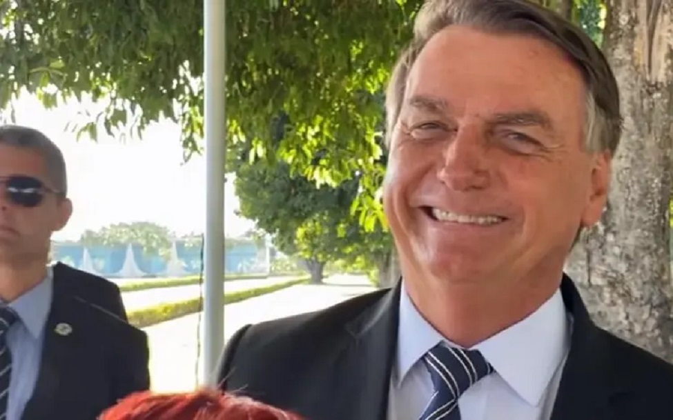 Bolsonaro anuncia conta de luz mais barata