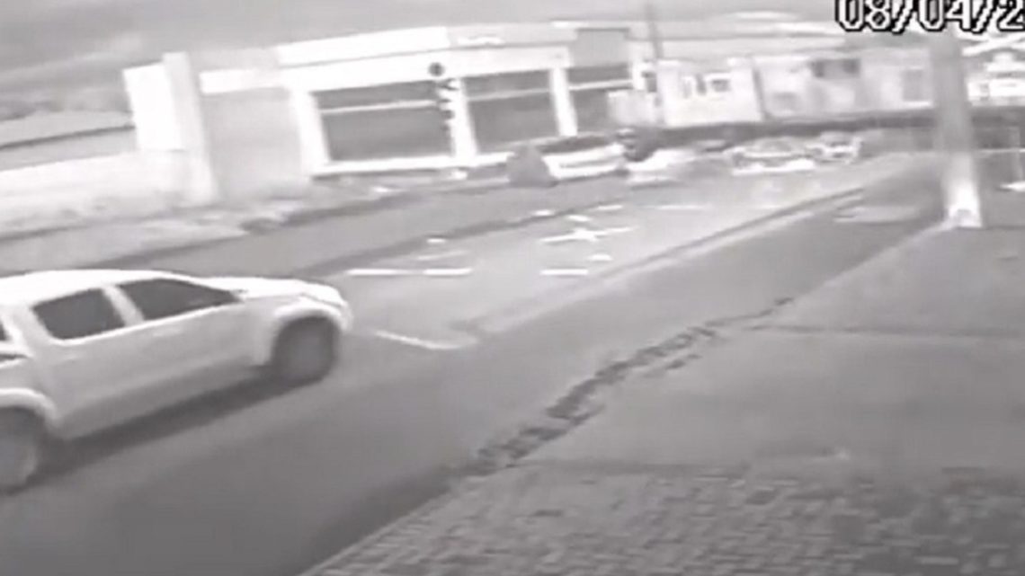 Vídeos: carro bate em trem e é arrastado por 100 metros