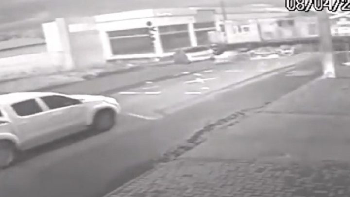 Vídeos: carro bate em trem e é arrastado por 100 metros