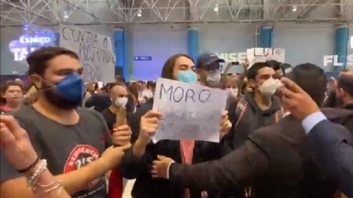 Vídeo: grupo de manifestantes invade prédio e xinga Sergio Moro em evento