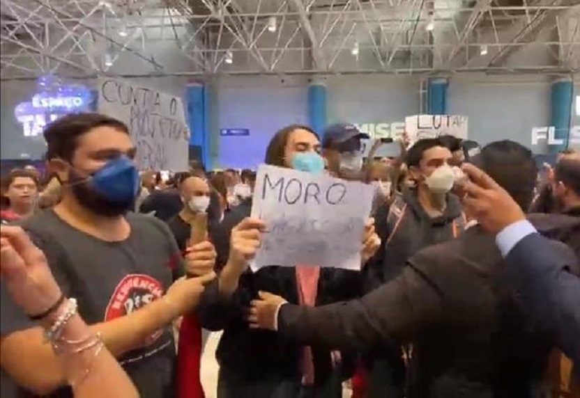 Vídeo: grupo de manifestantes invade prédio e xinga Sergio Moro em evento