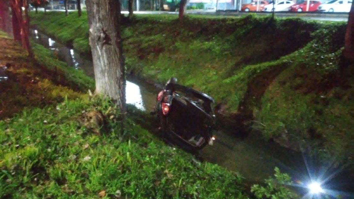 Homem morre após capotar carro e cair no rio em SC