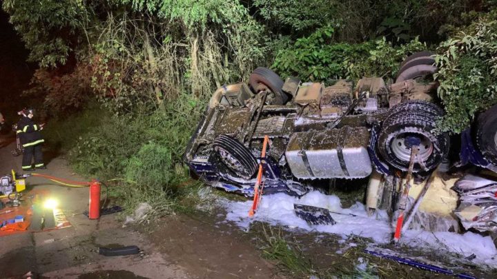 Vídeos: bitrem carregado de leite sai da pista e tomba no contorno viário em Chapecó