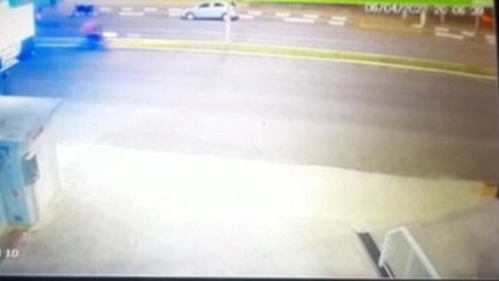 Vídeo: motociclista morre logo após cumprimentar conhecido e bater em poste