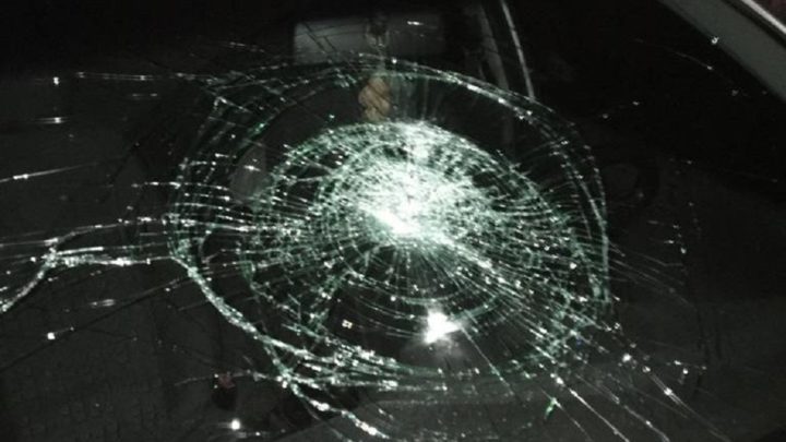 Mulher atira paralelepípedos em carros e termina detida em SC