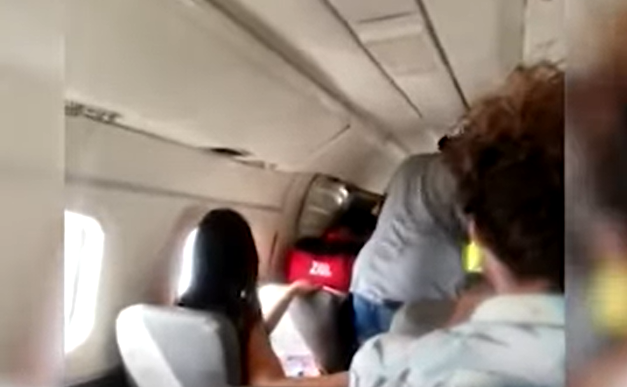 Vídeo: passageiros seguram porta de avião que se abriu durante o voo