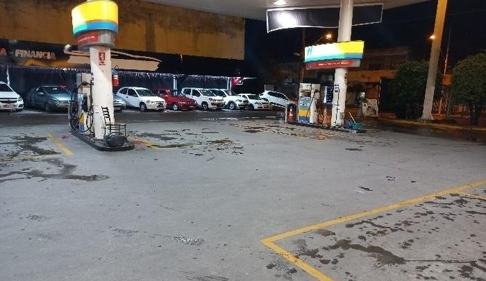 Homem enche tanque de carro de luxo e depois anuncia assalto em posto de combustível em SC