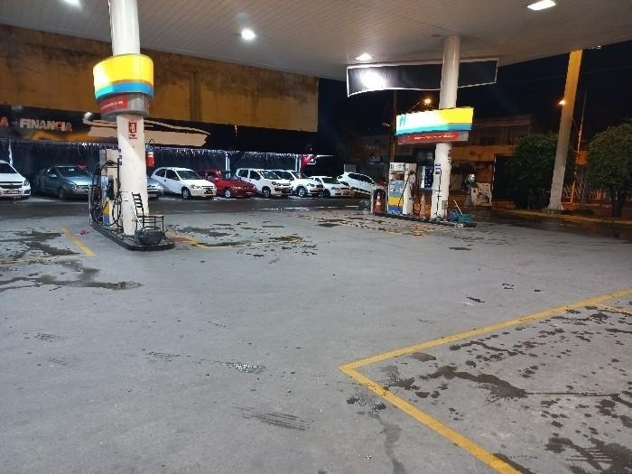 Homem enche tanque de carro de luxo e depois anuncia assalto em posto de combustível em SC