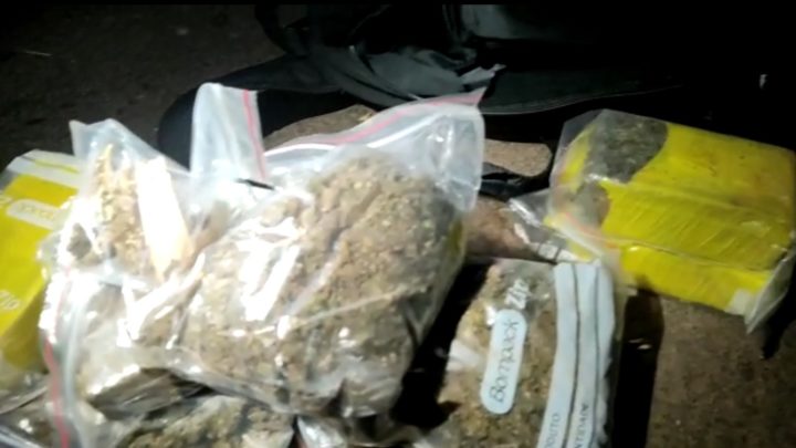 Vídeos: rapaz de 18 anos é preso com “super maconha” em ônibus interestadual em Chapecó