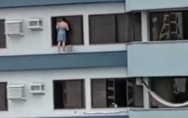 Vídeo: moradora se pendura em prédio para limpar janela em SC
