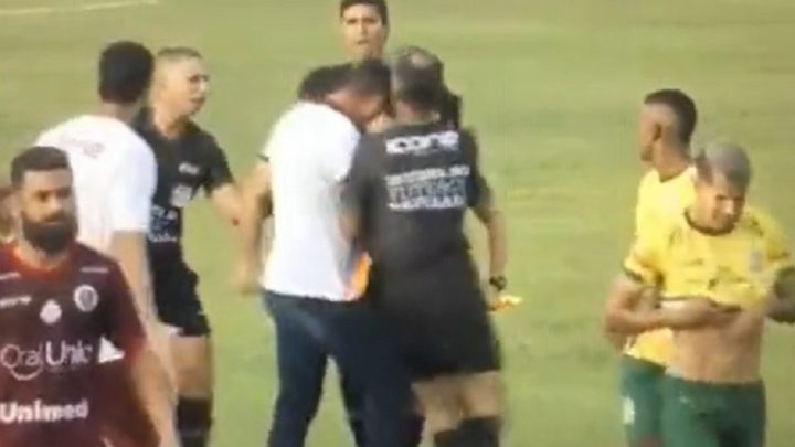 Vídeo: técnico é expulso após tentar dar cabeçada em assistente de arbitragem