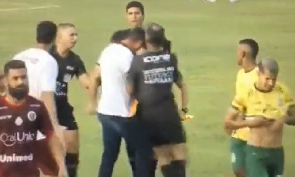 Vídeo: técnico é expulso após tentar dar cabeçada em assistente de arbitragem