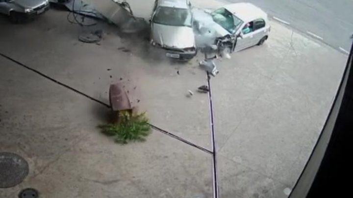 Vídeo: idoso perde o controle do carro e duas pessoas morrem em acidente