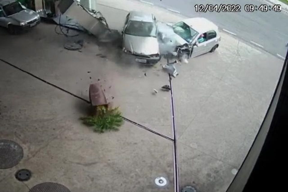Vídeo: idoso perde o controle do carro e duas pessoas morrem em acidente