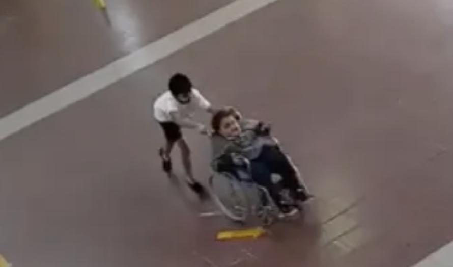 Vídeo viraliza ao mostrar criança integrando amigo cadeirante em brincadeira de escola