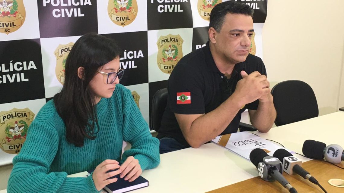 Vizinha diz que viu menina de 5 anos em pé na janela antes de cair de prédio em Chapecó