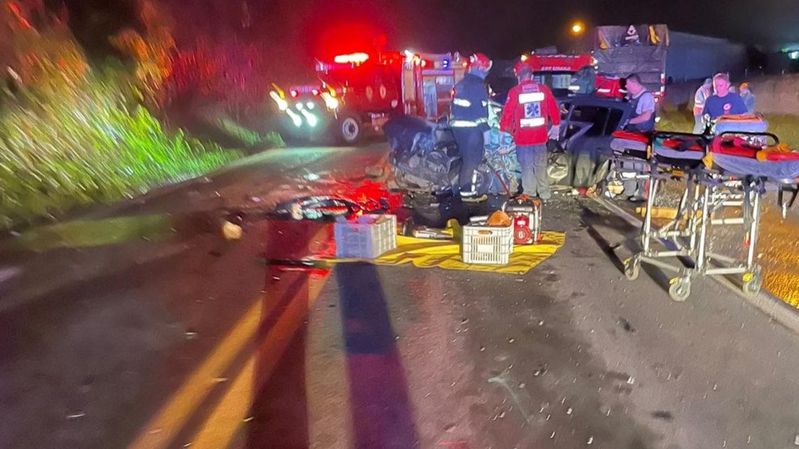 Homem morre e duas pessoas ficam feridas após carro colidir contra caminhão em SC