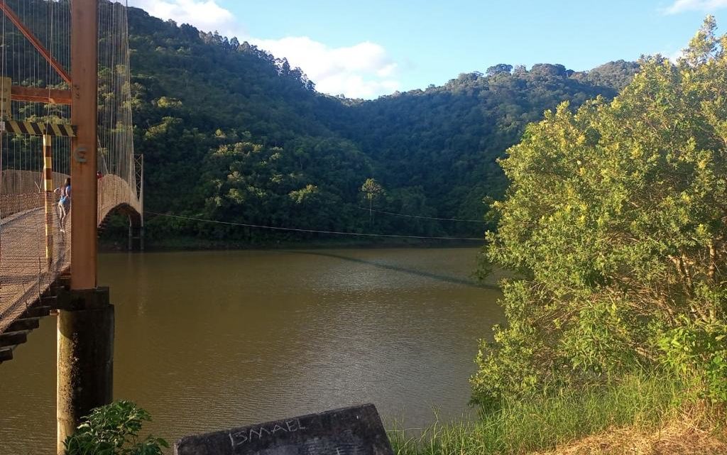 Homem morre afogado após cair do barco em rio de SC