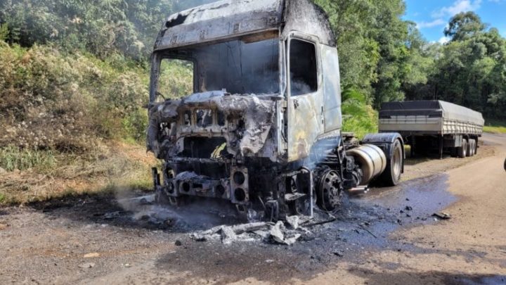 Veículo de carga é totalmente destruído pelo fogo na BR-153