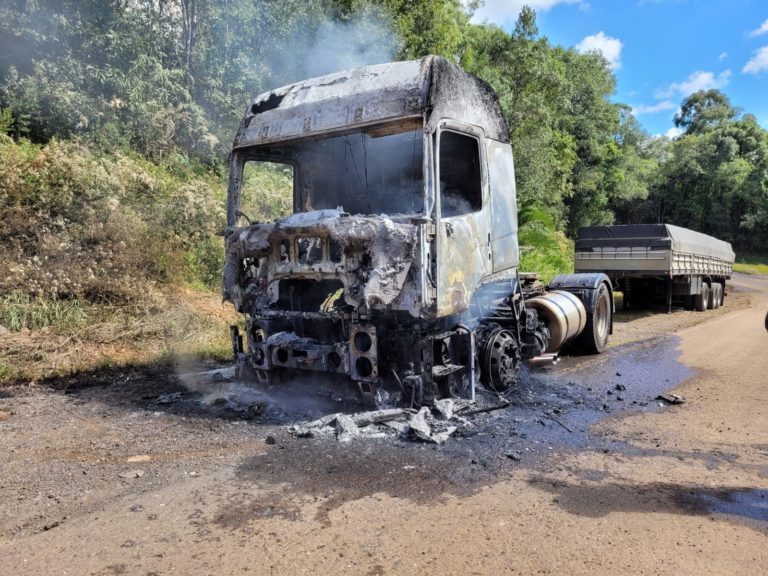 Veículo de carga é totalmente destruído pelo fogo na BR-153
