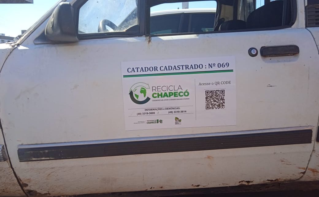 Veículos de Catadores recebem identificação da Secretaria de Infraestrutura de Chapecó