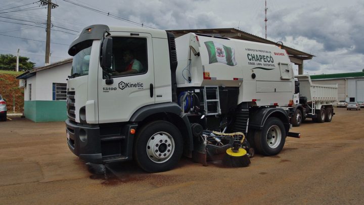 Chapecó amplia limpeza de ruas com mais funcionários e caminhão varredeira