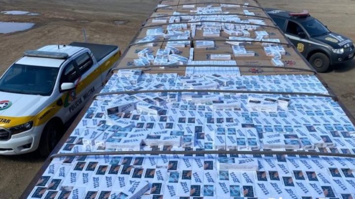 Vídeos: caminhoneiro é preso com 375.000 carteiras de cigarros contrabandeados em Chapecó