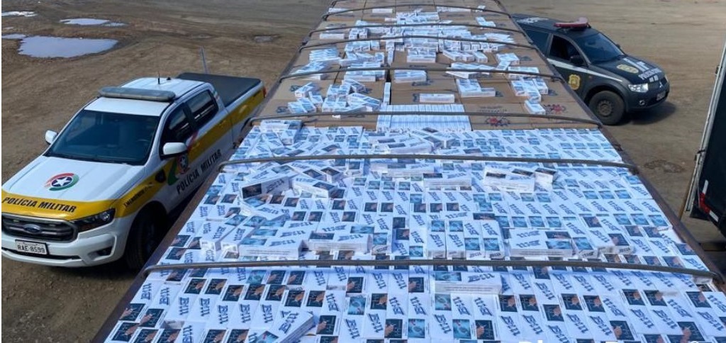Vídeos: caminhoneiro é preso com 375.000 carteiras de cigarros contrabandeados em Chapecó