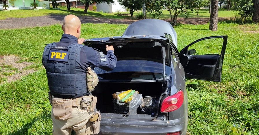 Vídeos: carregamento com maconha e cocaína é interceptado pela PRF na BR 282 em Chapecó