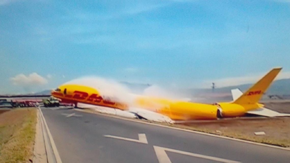 Vídeo: avião parte ao meio em pouso de emergência na Costa Rica