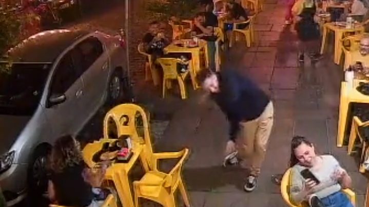 Vídeo de homem sendo ‘atacado’ por barata em lanchonete viraliza