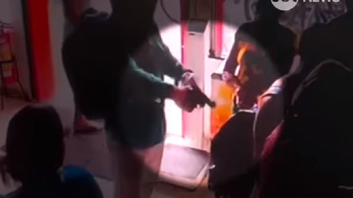 Vídeo: homem escapa da morte após duas armas de pistoleiro falharem
