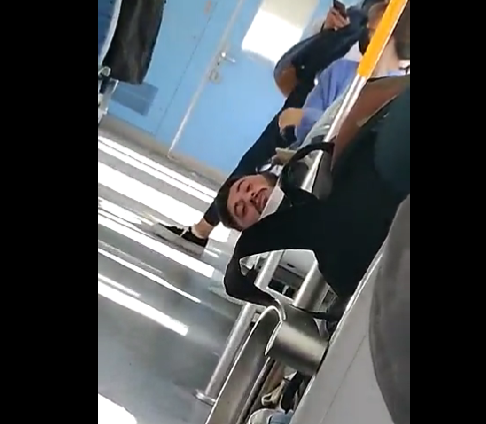 Vídeo: homem dorme e acorda com cabeça presa em assento de trem