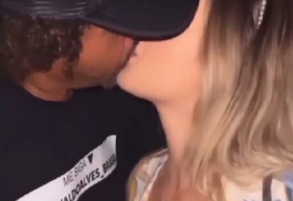 Vídeo: morador de rua que foi espancado é flagrado beijando influencer em balada