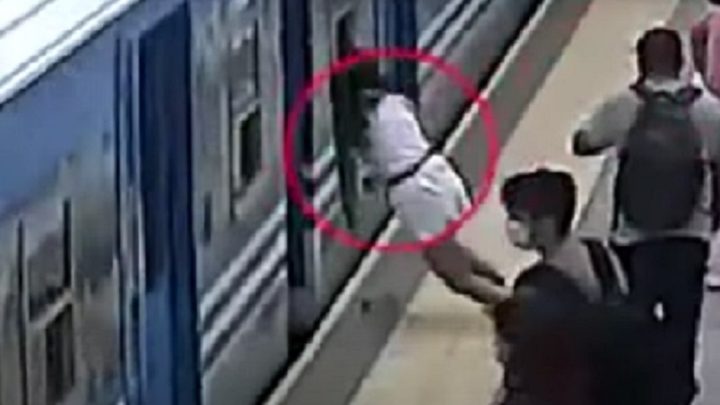 Vídeo: mulher desmaia e cai de plataforma com trem em movimento