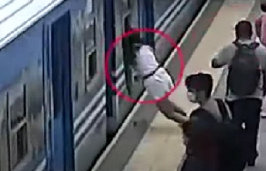 Vídeo: mulher desmaia e cai de plataforma com trem em movimento