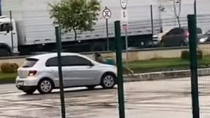 Vídeo: mulher agarra carro em movimento após flagrar traição do companheiro