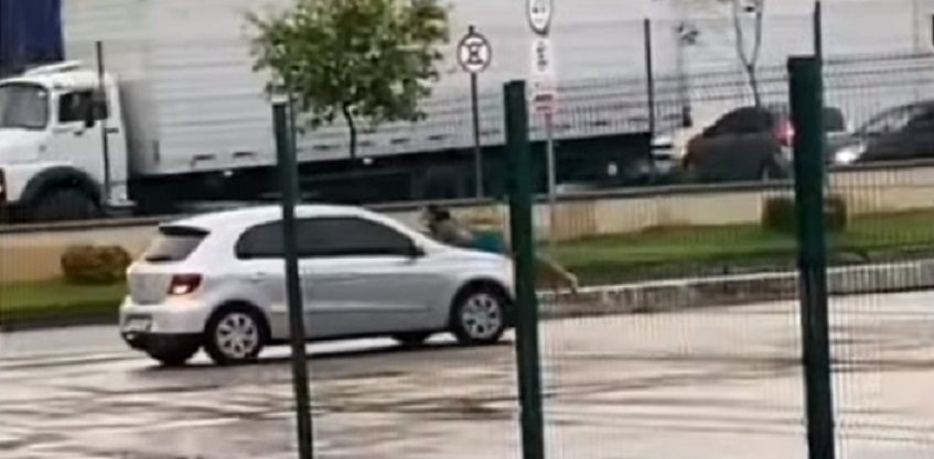 Vídeo: mulher agarra carro em movimento após flagrar traição do companheiro