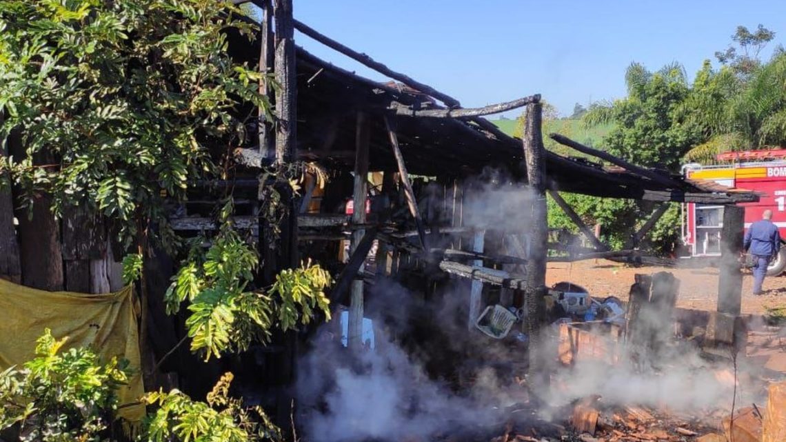 Incêndio destrói parte de galpão no interior de Saudades