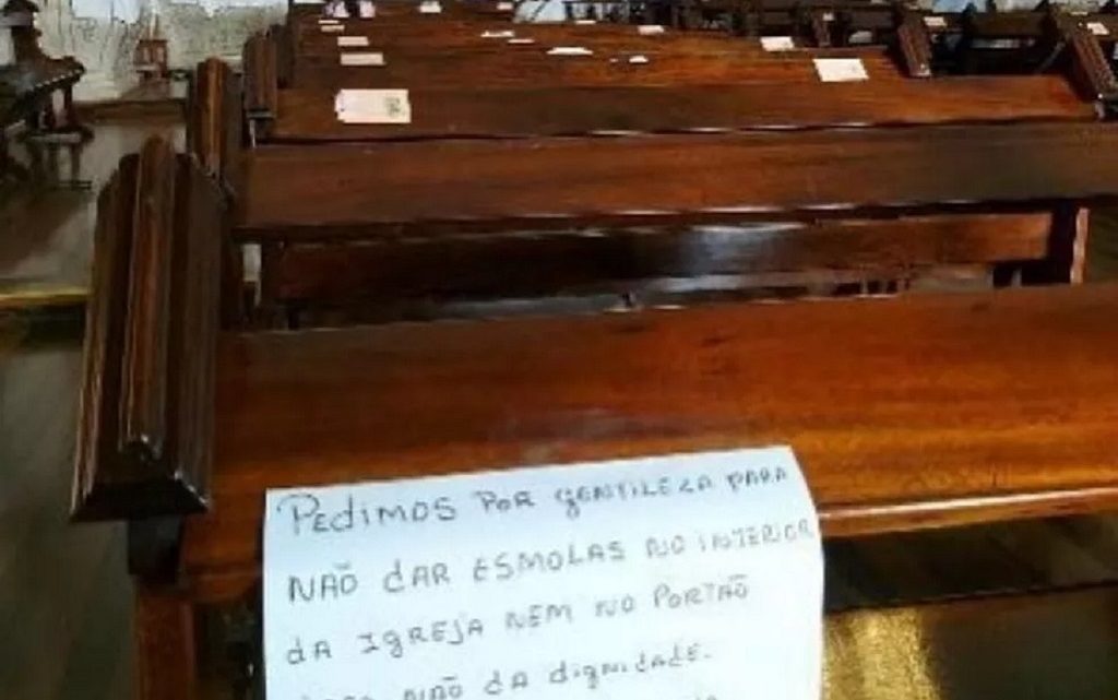 Cartaz que pedia para frequentadores de igreja negarem esmolas é retirado após imagem viralizar na web