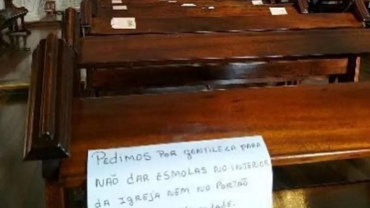 Cartaz que pedia para frequentadores de igreja negarem esmolas é retirado após imagem viralizar na web