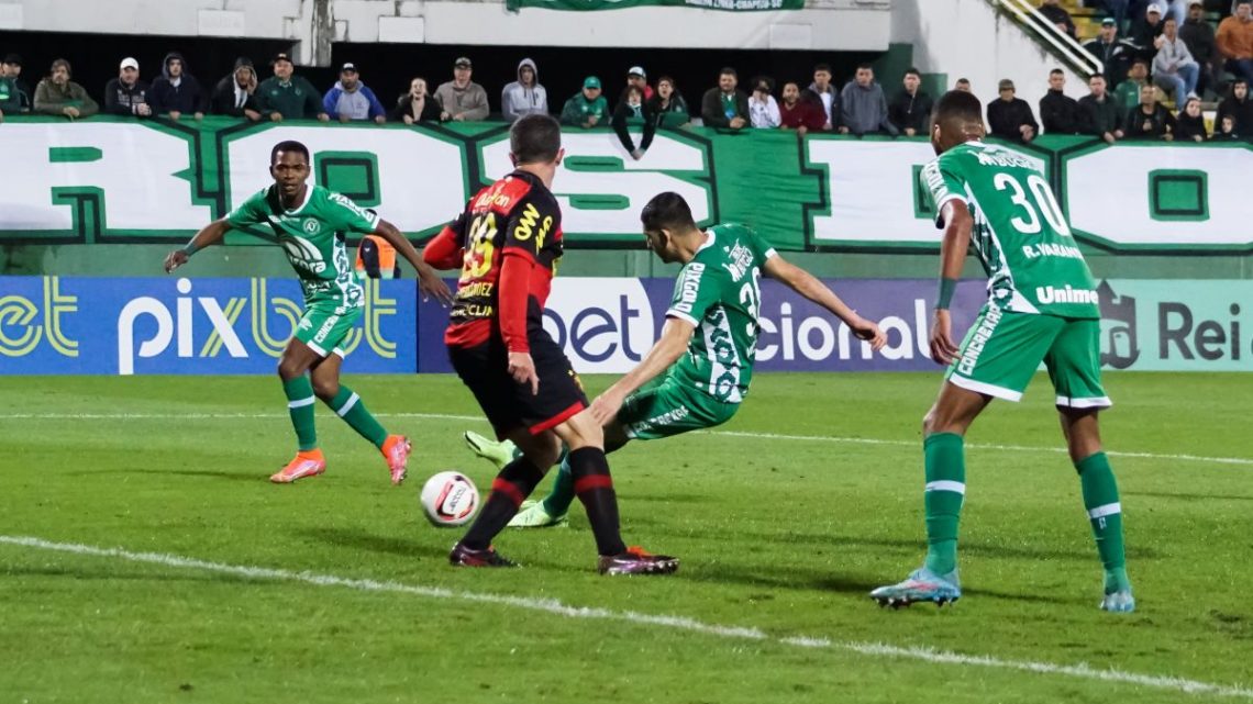 Chapecoense é superada por Sport na Arena Condá