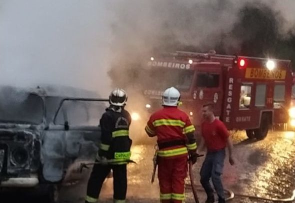 Kombi escolar com 11 crianças dentro pega fogo e fica destruída no Oeste