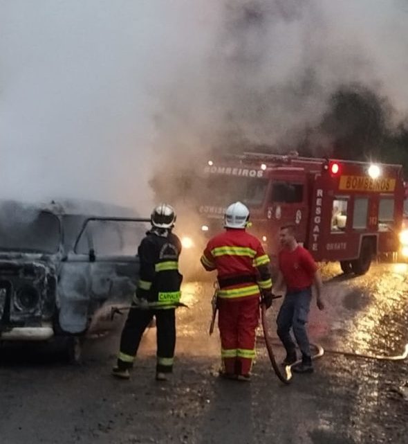 Kombi escolar com 11 crianças dentro pega fogo e fica destruída no Oeste