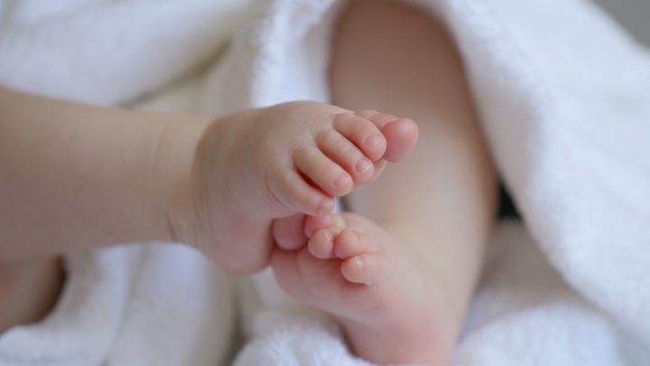 Bebê sofre traumatismo craniano após ser derrubado durante o parto