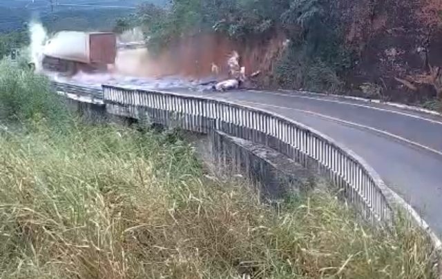 Vídeo: caminhão cai em precipício no Portão do Inferno