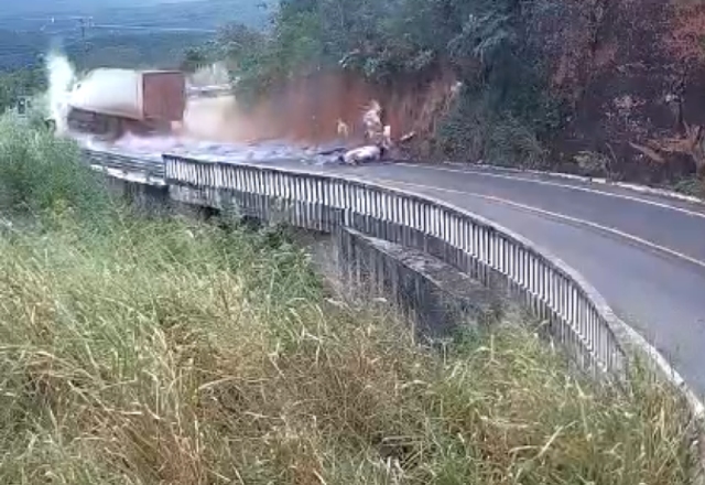 Vídeo: caminhão cai em precipício no Portão do Inferno