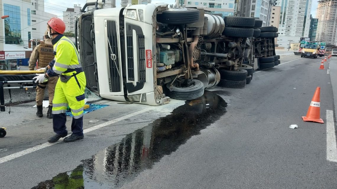 Carreta carregada de tainha tomba na BR-101 em SC